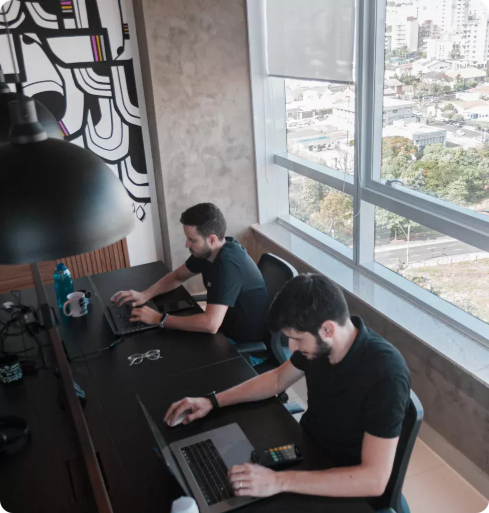 Imagem de Banner da Agência AO4 com os Diretores Lucas e Rodrigo